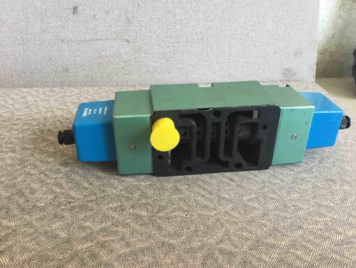 Numatics Solenoid Valve 554BB500MT w/Valve Coil 236-384B - Image 2