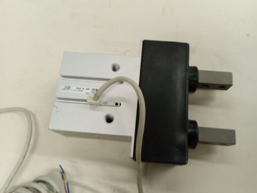 SMC MHKL2-25D Gripper - Image 3
